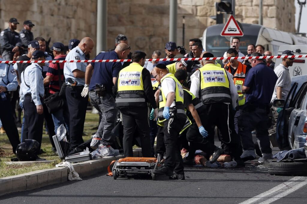 إذاعة الجيش الإسرائيلي عن مصدر: الجيش اغتال عنصرا في الشرطة الفلسطينية واعتقل آخر في قرية تل بنابلس