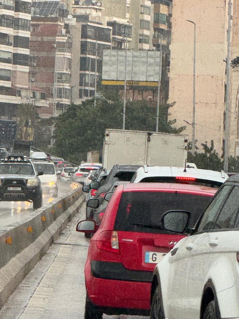 خاص مركز بيروت للأخبار: حادث مروري تسبب بزحمة سير خانقة عند المدينة الرياضية باتجاه جسر سليم سلام والسير شبه متوقف