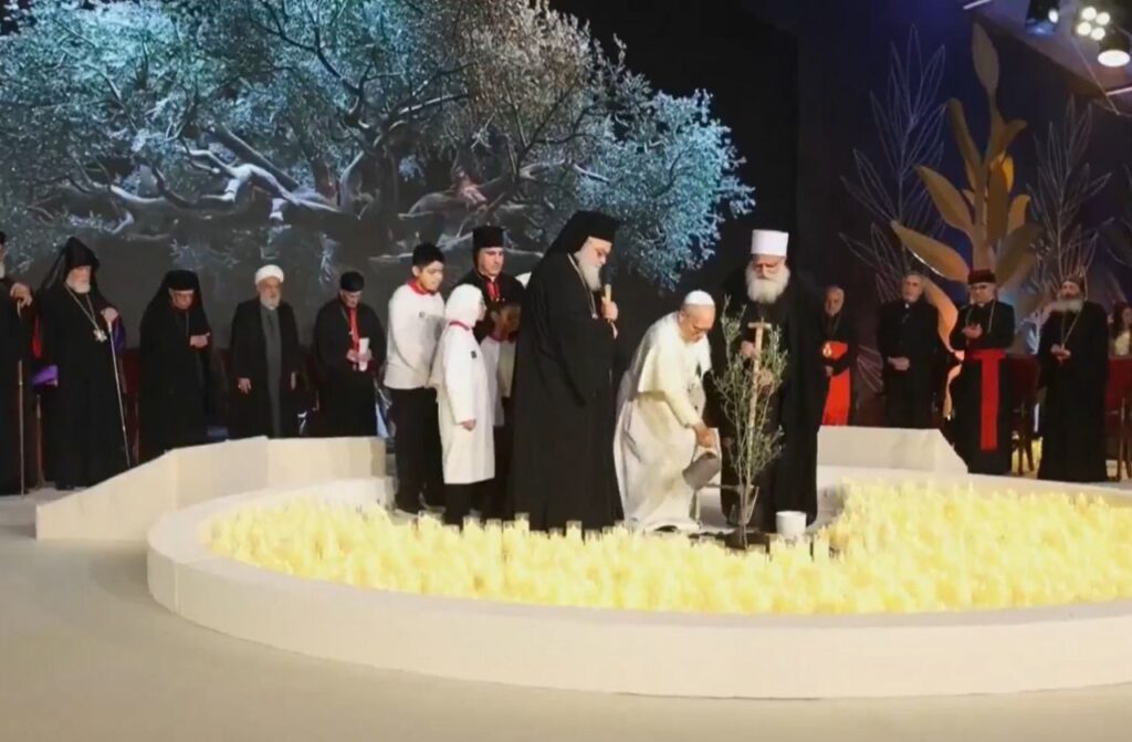 بالصورة: البابا لاوون الرابع عشر زرع شجرة زيتون مباركة في ساحة الشهداء