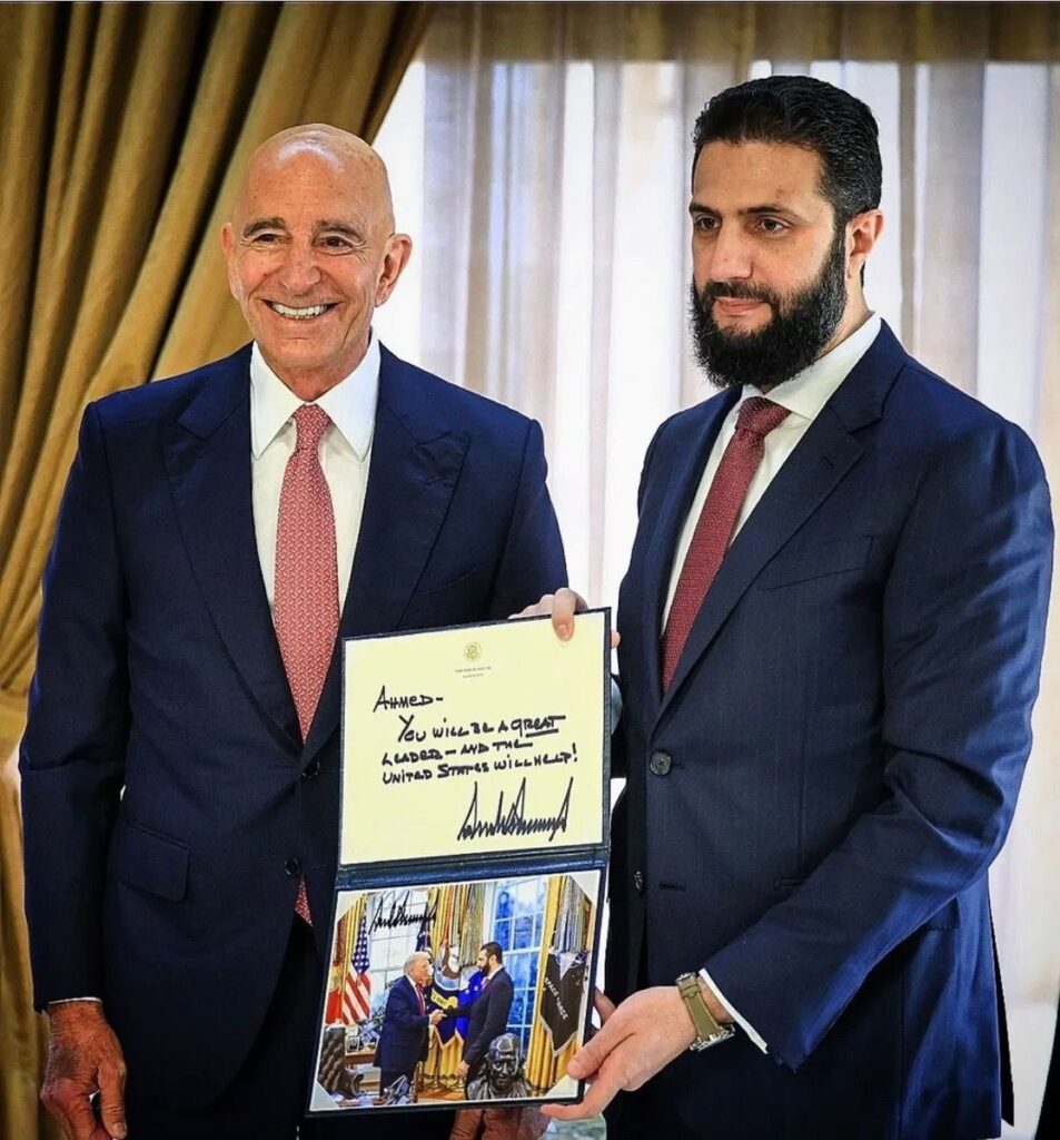 بالصورة: الشرع تسلّم رسالة ( قسم منها يتضمن صورة للقاء ترامب بالشرع بالبيت الأبيض ) من الرئيس الأميركي نقلها له المبعوث الخاص إلى سوريا توم باراك و تضمنت : "أحمد ستكون قائداً عظيماً والولايات المتحدة ستساعد.توقيع دونالد ترامب " 3 بالصورة: الشرع تسلّم رسالة ( قسم منها يتضمن صورة للقاء ترامب بالشرع بالبيت الأبيض ) من الرئيس الأميركي نقلها له المبعوث الخاص إلى سوريا توم باراك و تضمنت : "أحمد ستكون قائداً عظيماً والولايات المتحدة ستساعد.توقيع دونالد ترامب "