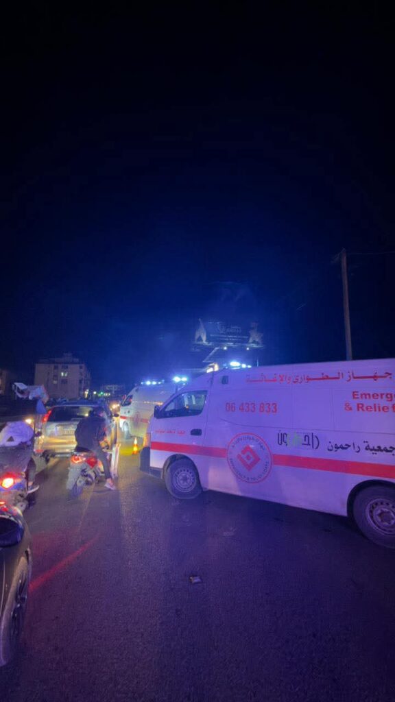 3 إصابات من عائلة واحدة بحادث سير بين سيارة وتوك توك في ضهر العين