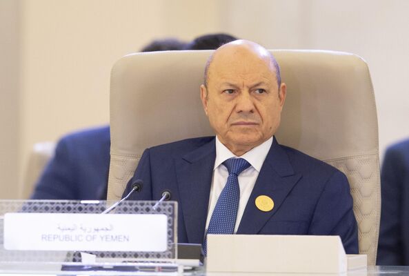 العليمي يحذر من “أخطر مرحلة” في اليمن: الانتقالي الجنوبي يهدد وحدة الدولة ويمهد للانفصال العليمي يحذر من "أخطر مرحلة" في اليمن: الانتقالي الجنوبي يهدد وحدة الدولة ويمهد للانفصال
