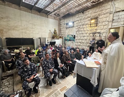 قدّاس ميلاد في سجن جبيل: رسالة رجاء وسلام للمساجين قدّاس ميلاد في سجن جبيل: رسالة رجاء وسلام للمساجين