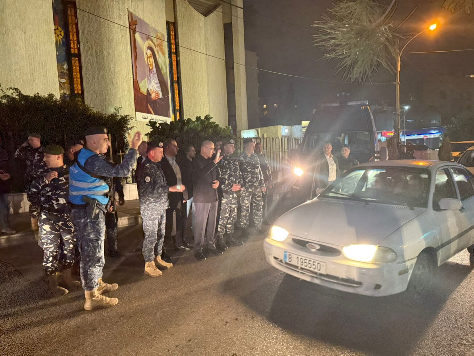 "وزير الداخلية ومدير عام قوى الأمن الداخلي يشرفان على نقطة تمركز لقوى الأمن في سن الفيل"