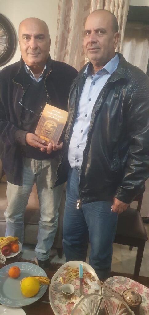 عفيف قاووق يهدي كتابه الجديد عن أدب الأسرى لقيادات وإعلاميين فلسطينيين