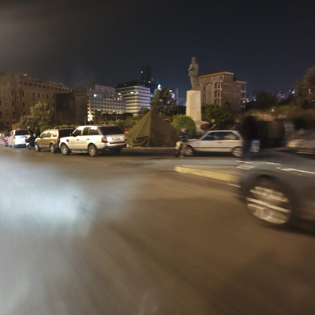 بالفيديو: متقاعدو الإدارات العامة ينصبون الخيم وسط بيروت.