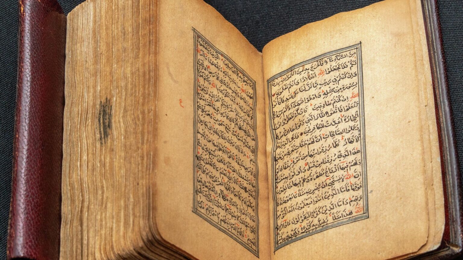 مكة تعرض أحد أندر المصاحف في العالم
