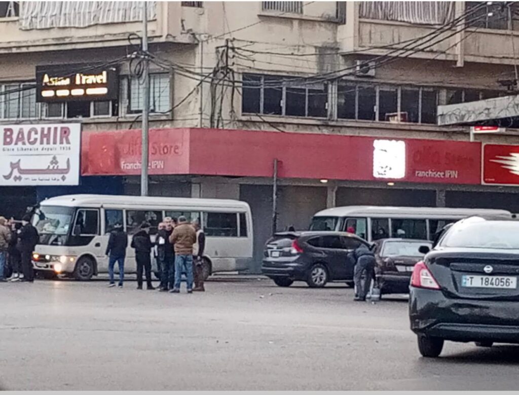 تجمّع في ساحة النور بمدينة طرابلس للتوجّه الى العاصمة بيروت للمشاركة باعتصام القطاع العام والعسكريين المتقاعدين .