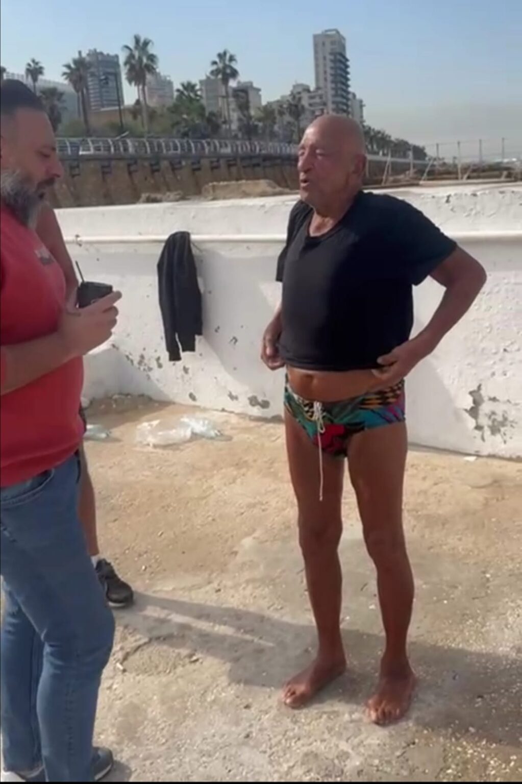 بالفيديو _الرياضة اليومية على كورنيش المنارة… نبض حياة للرجل التسعيني