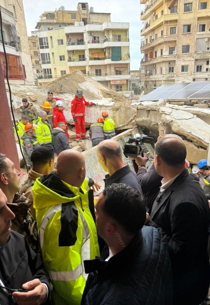 فيديو: الحجار تابع عمليات الإنقاذ في المبنى المنهار في طرابلس