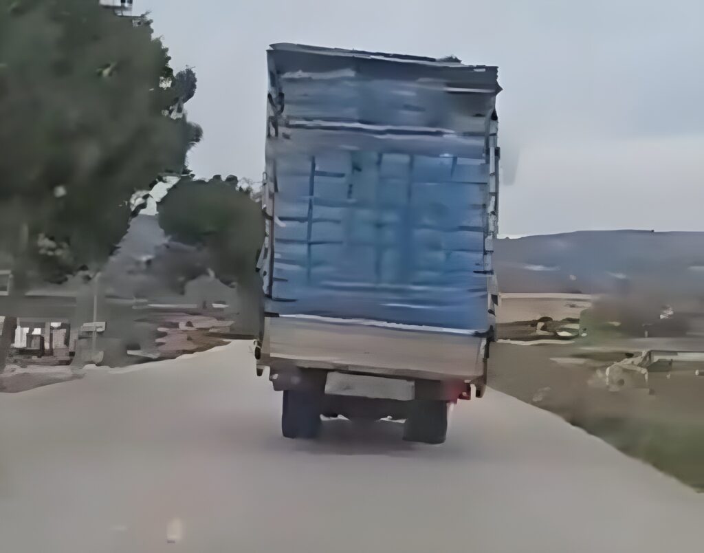 بالفيديو: انقلاب شاحنة بسبب الرياح!