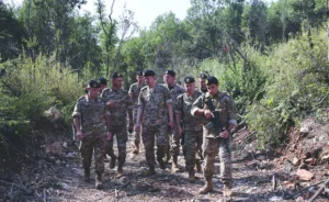 "إسرائيل" توسّع ضرباتها في بعلبك وباريس تحشد لدعم الجيش اللبناني