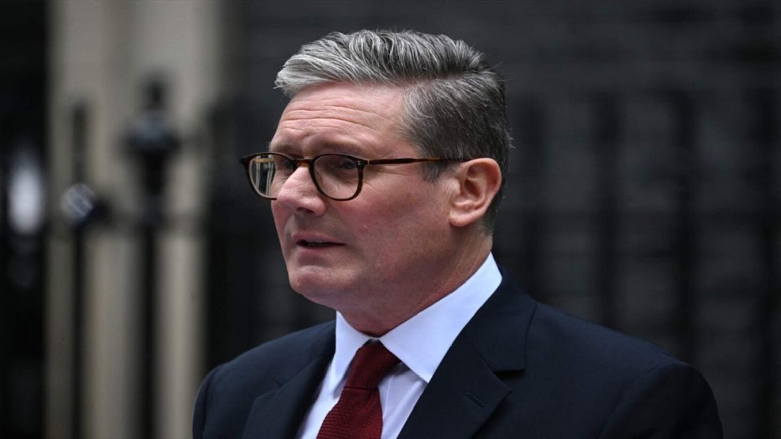 رئيس الوزراء البريطاني يتعهد بعدم التخلي عن منصبه وسط مطالبات باستقالته