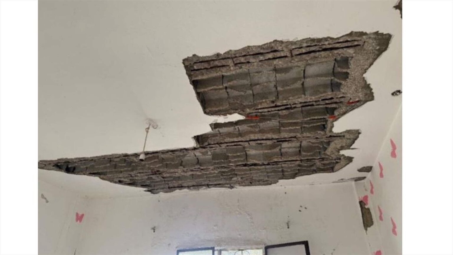 سقوط أجزاء من سقف منزل في برقايل العكارية أثار حالا من الهلع والبلدية تتابع الموضوع سقوط أجزاء من سقف منزل في برقايل العكارية أثار حالا من الهلع والبلدية تتابع الموضوع