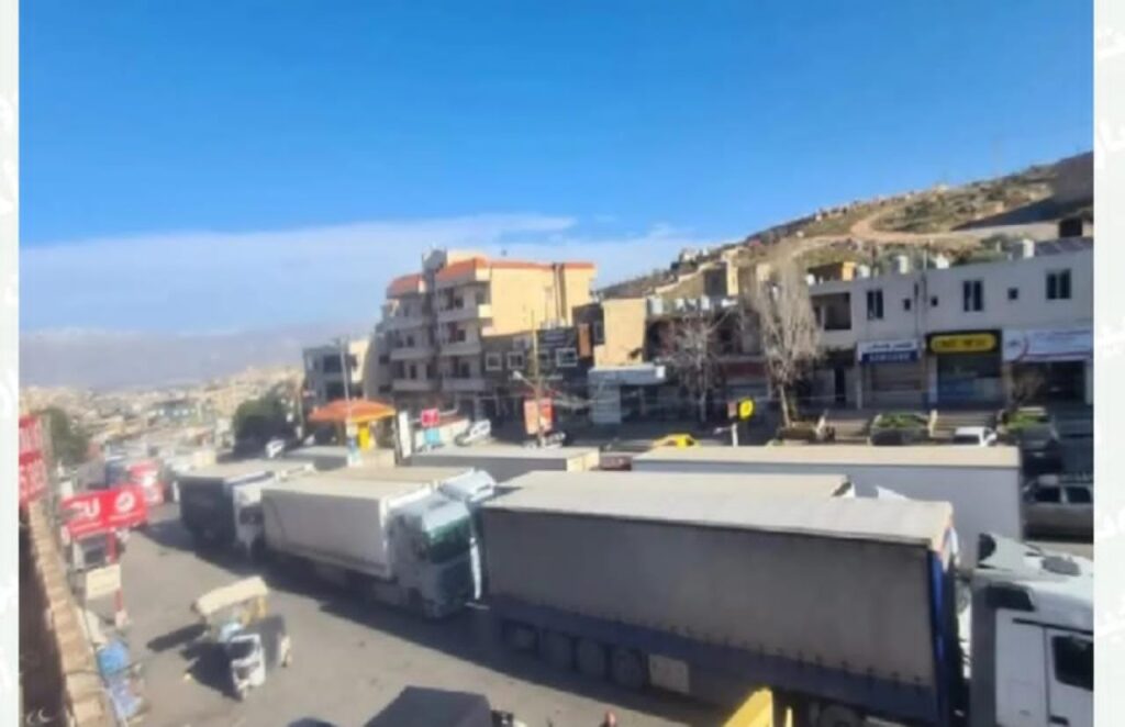 إغلاق معبر المصنع احتجاجاً على قرار سوري يمنع تفريغ الشاحنات غير السورية