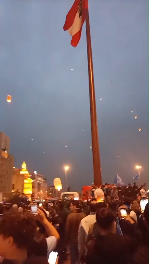 بالفيديو: ساحة الشهداء في وسط بيروت الآن حيث يقوم مناصرو تيار المستقبل بإضاءة 500 منطاد بالفيديو: ساحة الشهداء في وسط بيروت الآن حيث يقوم مناصرو تيار المستقبل بإضاءة 500 منطاد