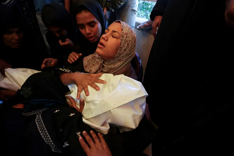 4 شهداء بينهم طفل بنيران الاحتلال في غزة 4 شهداء بينهم طفل بنيران الاحتلال في غزة