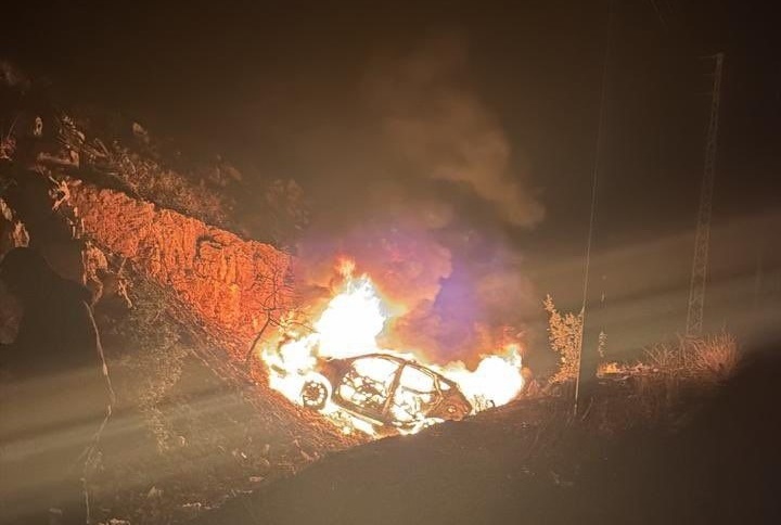 وكالات: شهيدان باستهدف صهيوني قبل قليل في مجدل عنجر + فيديو إرتقاء شهيدان في الغارة الإسرائيلية التي استهدفت سيارة على طريق المصنع–مجدل عنجر