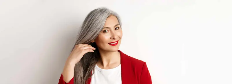 هل يحول التوتر الشعر إلى الأبيض فجأة؟ العلم يحسم الجدل بين الحقيقة والخرافة