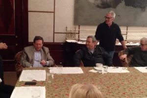 الملياردير الأمريكي توماس بريتزكر وإيهود باراك والمخرج والممثل الأمريكي وودي آلن وفي المنتصف يقف جيفري إبستين