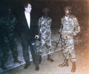 جيفري إبستين مع جنود مجهولي الهوية في أفريقيا (كتاب عيد ميلاد جيفري إبستين)