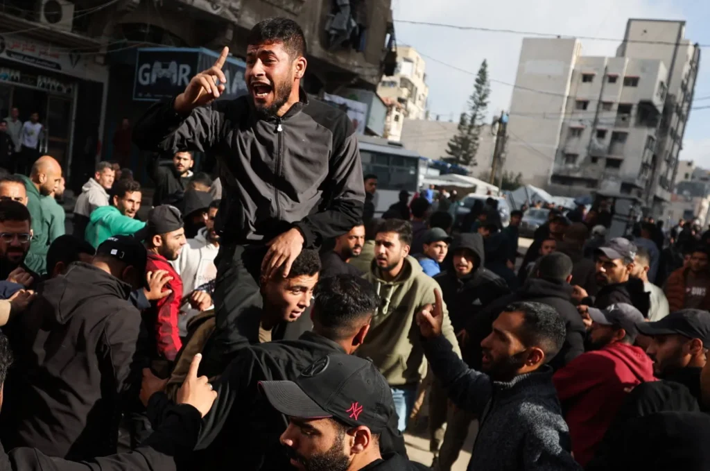 فلسطينيون يشيّعون قتلى سقطوا بضربات إسرائيلية في مدينة غزة الثلاثاء