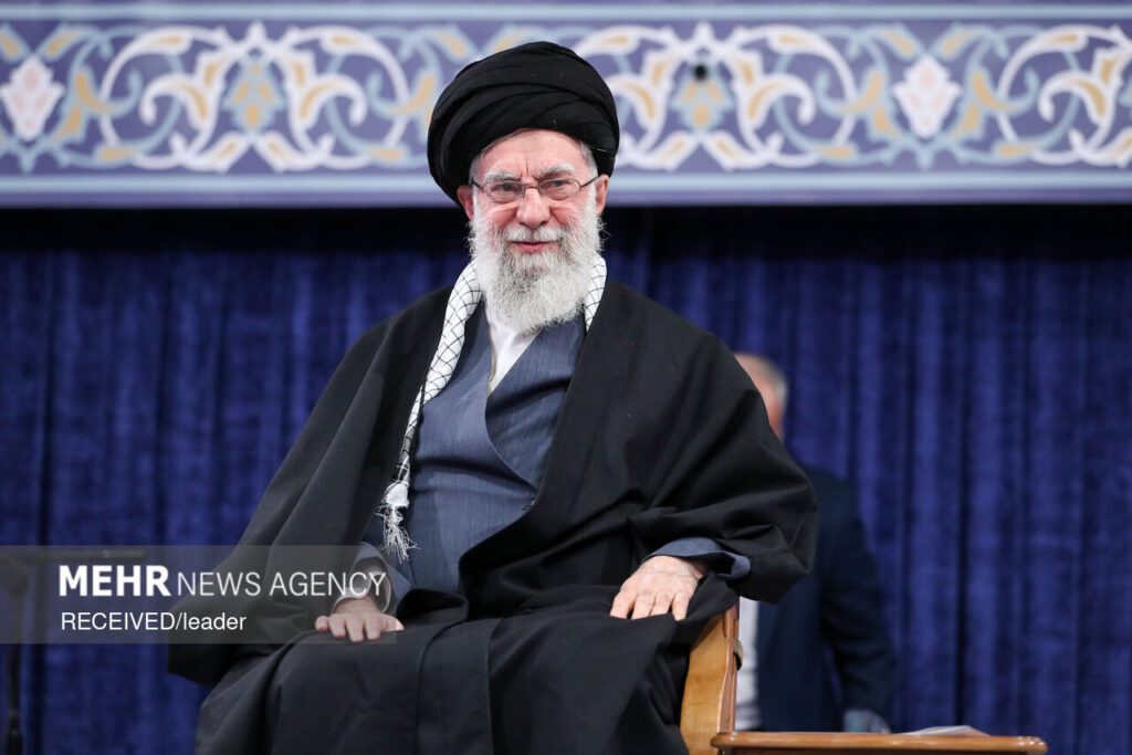 قائد الثورة يرد على ترامب: الأخطر من السفينة هو السلاح القادر على إغراقها قائد الثورة يرد على ترامب الأخطر من السفينة هو السلاح القادر على إغراقها