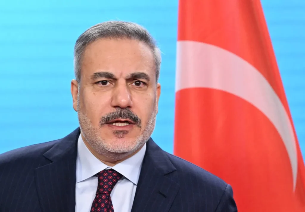 وزير خارجية تركيا يتراجع ويحذر من أزمة نووية