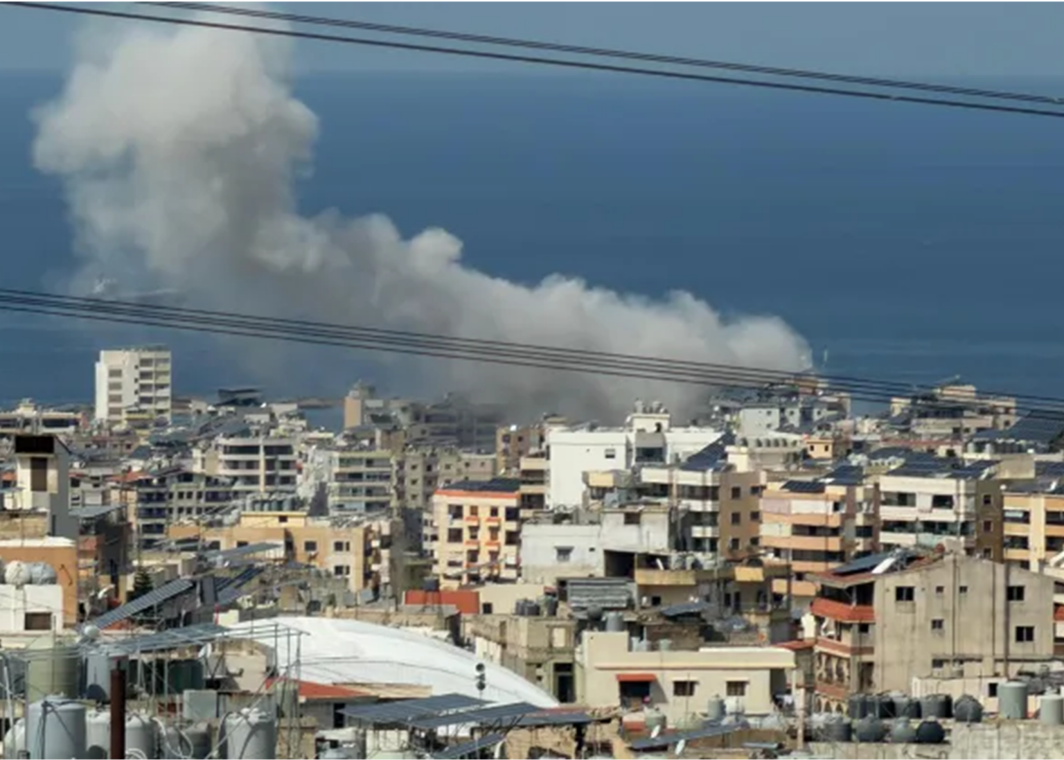 غارة إسرائيلية تستهدف مبنى المقاصد" في صيدا+ فيديو