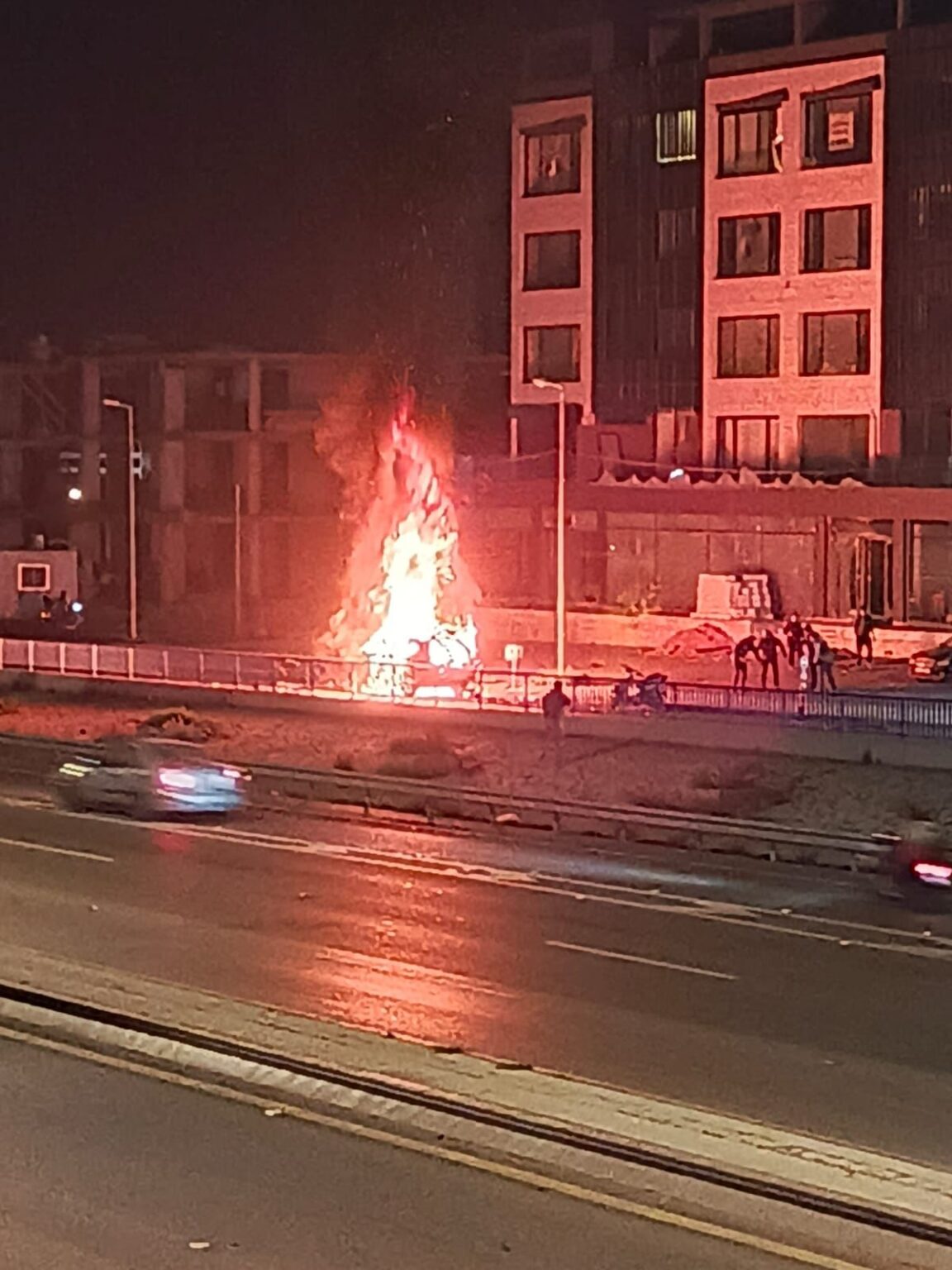 "غارات إسرائيلية تستهدف سيارات"