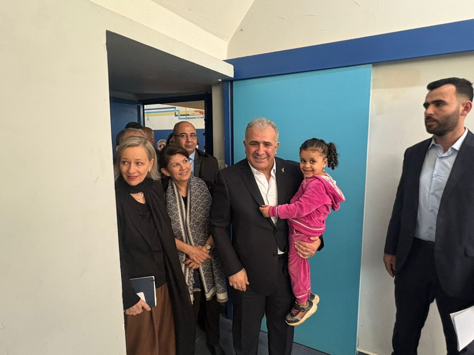 السفير الاسعد يتفقد النازحين من المخيمات في مركز الايواء" سبلين"