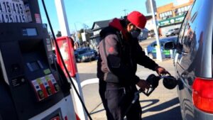 أسعار الوقود تقفز بنحو 32% في الولايات المتحدة منذ الحرب على إيران