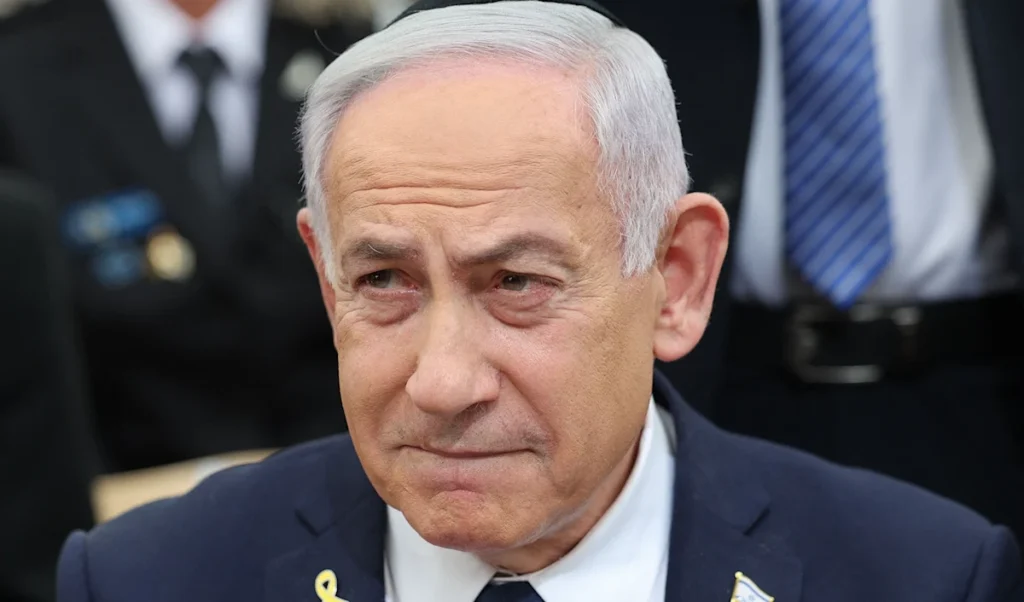 عدوان إسرائيلي يستهدف الجنوب بعد وقف النار... نتنياهو: الاتفاق لا يشمل لبنان فلسطين على الرغم من وقف إطلاق النار الذي أعلن عنه رئيس وزراء باكستان مع تأكيد ربطه بجبهة لبنان، يواصل جيش العدو الإسرائيلي عدوانه على الجنوب في وقت أكد فيه رئيس حكومته أن الاتفاق لا يشمل لبنان. الأخبار الأربعاء 8 نيسان 2026 رئيس حكومة الاحتلال بنيامين نتنياهو (أ ف ب) رئيس حكومة الاحتلال بنيامين نتنياهو (أ ف ب) الخط على الرغم من وقف إطلاق النار بين طهران وواشنطن، والذي أعلن عنه رئيس وزراء باكستان مع تأكيد ربطه بجبهة لبنان، يواصل جيش العدو الإسرائيلي عدوانه على الجنوب في وقت أكد فيه رئيس حكومته أن الاتفاق لا يشمل لبنان. وأغارت الطائرات الحربية الإسرائيلية فجراً مستهدفة بلدات الريحان قضاء جزين، وصريفا وبرج رحال والمنصوري والعباسية قضاء صور، ودبين قضاء مرجعيون، والشرقية قضاء النبطية، بالإضافة إلى القصف المدفعي المتقطع الذي طال عدة مناطق حدودية. كما أغار الطيران المسير فجر الأربعاء مستهدفاً سيارة على كورنيش صيدا البحري كانت متوقفة أمام مقهيين (مقهى القلعه وكازا كافية)، وفق ما أفادت الوكالة الوطنية للإعلام. وأسفر هذا الاستهداف عن استشهاد 8 أشخاص، وإصابة 22 آخرين، حسبما كشفت وزارة الصحة العامة. كما استهدفت مسيّرة إسرائيلية سيارة «رابيد» في منطقة رأس العين السماعية، وأخرى في صديقين، وأفيد بوقوع إصابات. وفي سياق متّصل، قال رئيس حكومة الاحتلال بنيامين نتنياهو إن «إسرائيل تدعم قرار ترامب تعليق الهجمات ضد إيران لمدة أسبوعين لكن وقف إطلاق النار لا يشمل لبنان». وكان قد أعلن المجلس الأعلى للأمن القومي الإيراني أن إيران حققت «نصراً عظيماً» في الحرب التي وصفها بـ«الجائرة وغير القانونية والإجرامية»، مؤكداً أن «العدو مُني بهزيمة تاريخية ساحقة لا يمكن إنكارها». وكشف أن إيران طرحت خطة من 10 بنود، قال إن الولايات المتحدة «أُجبرت على القبول بها»، وتتضمن: استمرار سيطرة إيران على مضيق هرمز، الاعتراف بحقها في تخصيب اليورانيوم، ورفع جميع العقوبات المفروضة عليها. ويضاف إلى البنود أيضاً، تعويض إيران عن الأضرار، وسحب القوات القتالية الأميركية من المنطقة، ووقف الحرب على جميع الجبهات، بما في ذلك الجبهة المرتبطة بـ«المقاومة الإسلامية في لبنان».