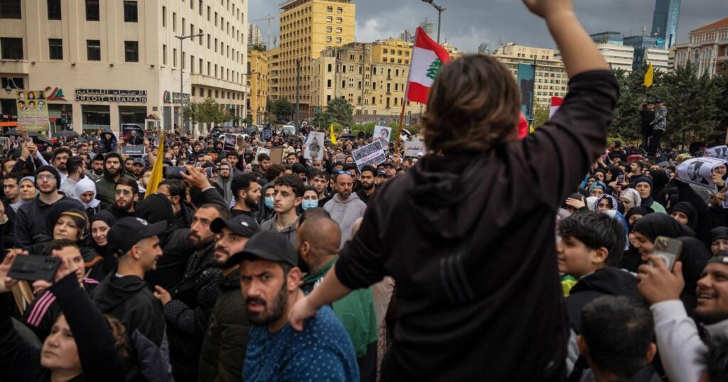 لبنانيون يتظاهرون أمام السراي الحكومي في بيروت رفضاً للمفاوضات مع "إسرائيل"