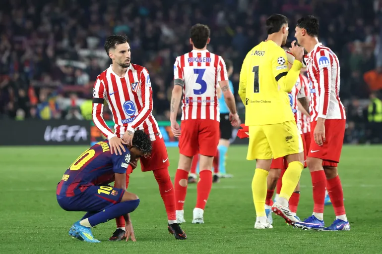 هل يصمد دفاع أتلتيكو مدريد أمام رغبة برشلونة في “الريمونتادا”؟ أتلتيكو مدريد فاز ذهابا على برشلونة بهدفين نظيفين (رويترز)