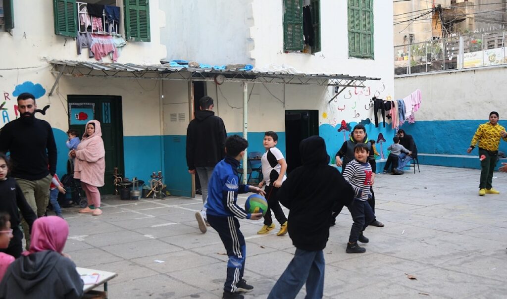 التعليم تحت النار: مدارس الضاحية تتجه للتعليم عن بُعد وتضغط لتعديل الامتحانات حمايةً للطلاب