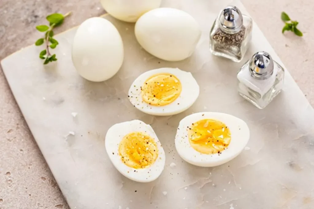 البيض المسلوق على الإفطار.. خيار صحي يعزز الشبع وينظم سكر الدم