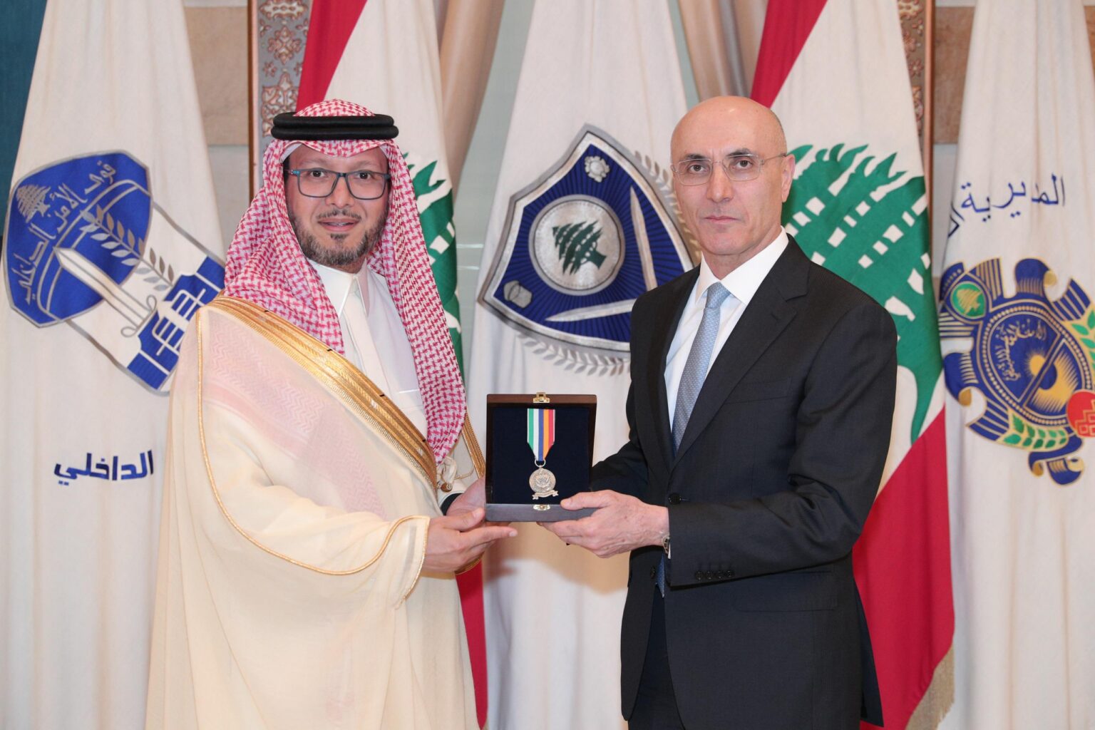 وزير الداخلية يودّع السفير السعودي وليد البخاري ويمنحه ميدالية تقدير لتعزيز التعاون الثنائي