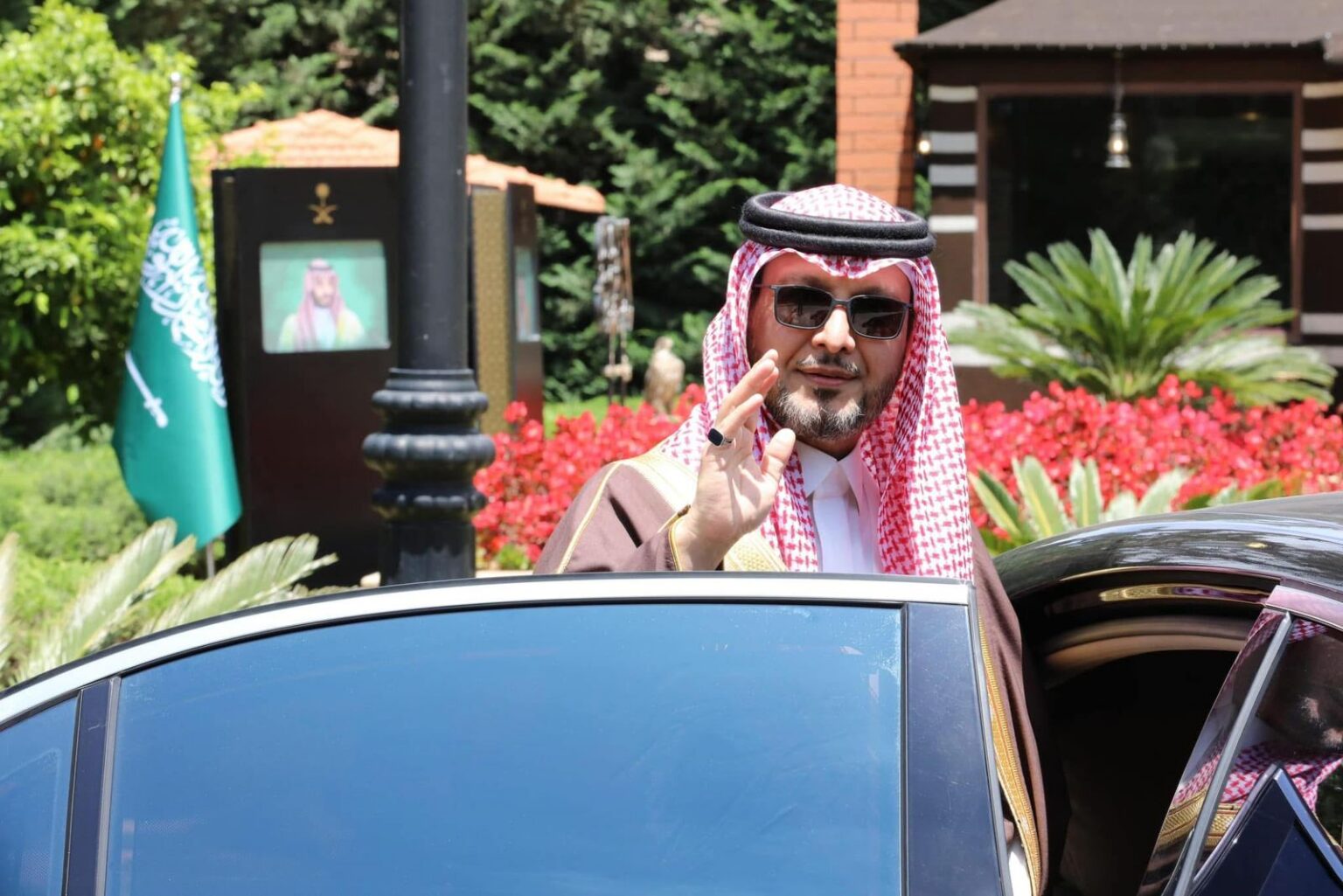 السفير السعودي مغادراً لبنان باتجاه الرياض بعد عقد من الدبلوماسية السفير السعودي مغادراً لبنان باتجاه الرياض بعد عقد من الدبلوماسية