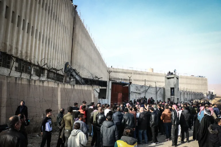 إنهاء ملف السجون والموقوفين