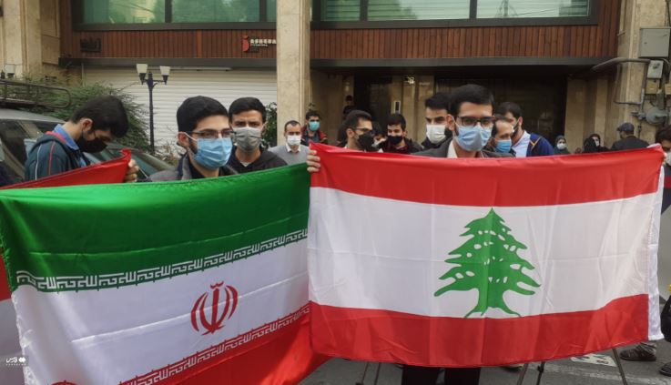 طلاب جامعات إيرانيون يرفعون علم لبنان في طهران تضامناً مع الشعب اللبناني والمقاومة 