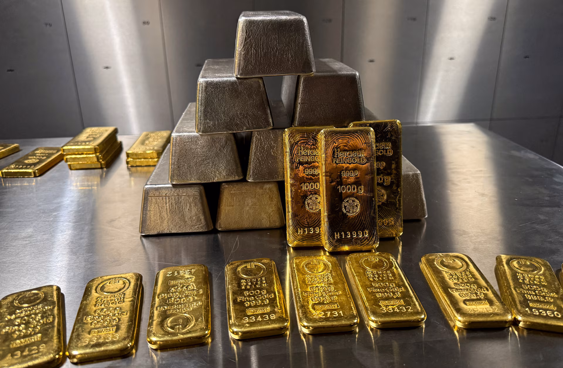 لماذا يتأثر الذهب برفع أسعار الفائدة؟