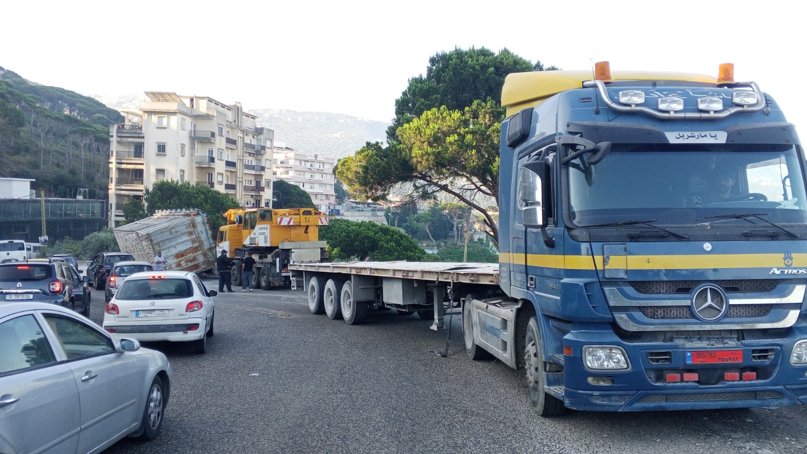 انقلاب شاحنة في محلة كواع عاريا 3 انقلاب شاحنة في محلة كواع عاريا