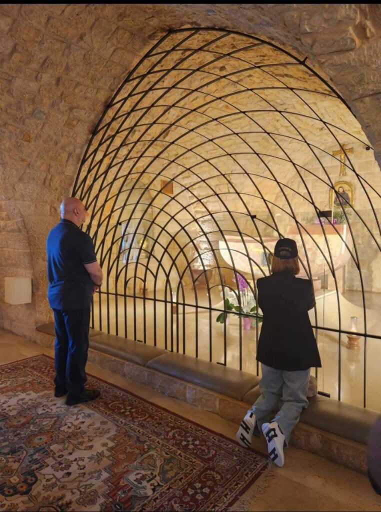 *رئيس الجمهورية العماد جوزاف عون والسيّدة الأولى نعمت عون يصلّيان أمام ضريح القديسة رفقا في دير مار يوسف جربتا*