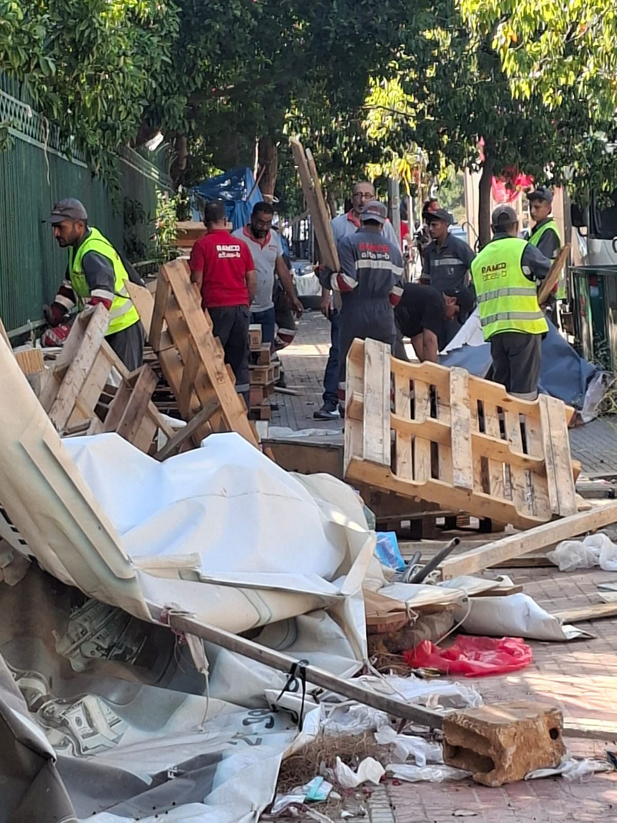 البلدية أن عملية الإزالة جاءت بعد عودة قاطني هذه الخيم إلى بلداتهم ومناطقهم الأصلية