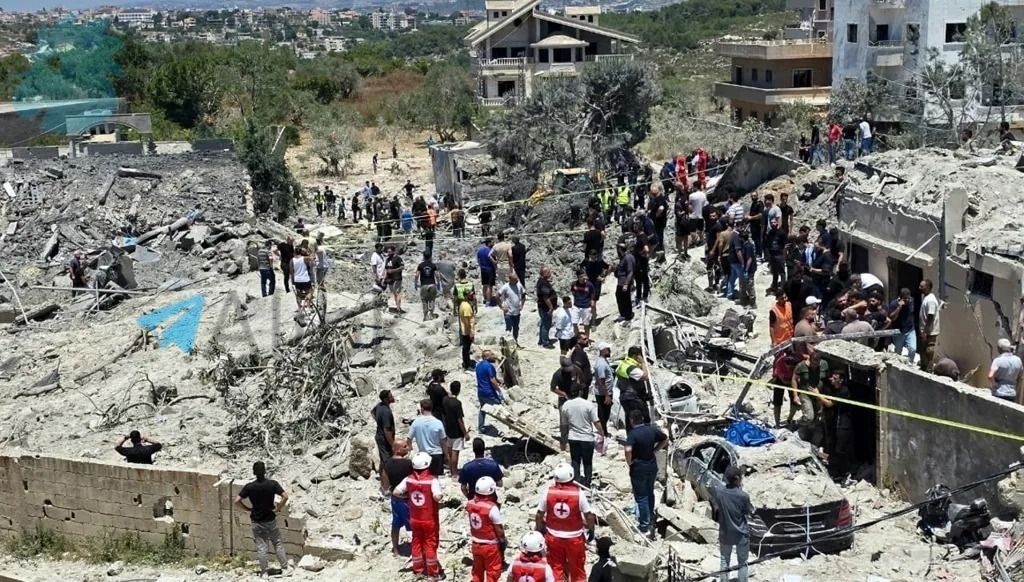مشاهد لحجم الدمار الهائل في بلدة قناريت حيث يعمل الجيش والدفاع المدني على استخراج الضحايا المدنيين في مجزرة جديدة تضاف لسجل نتنياهو وأعوانه