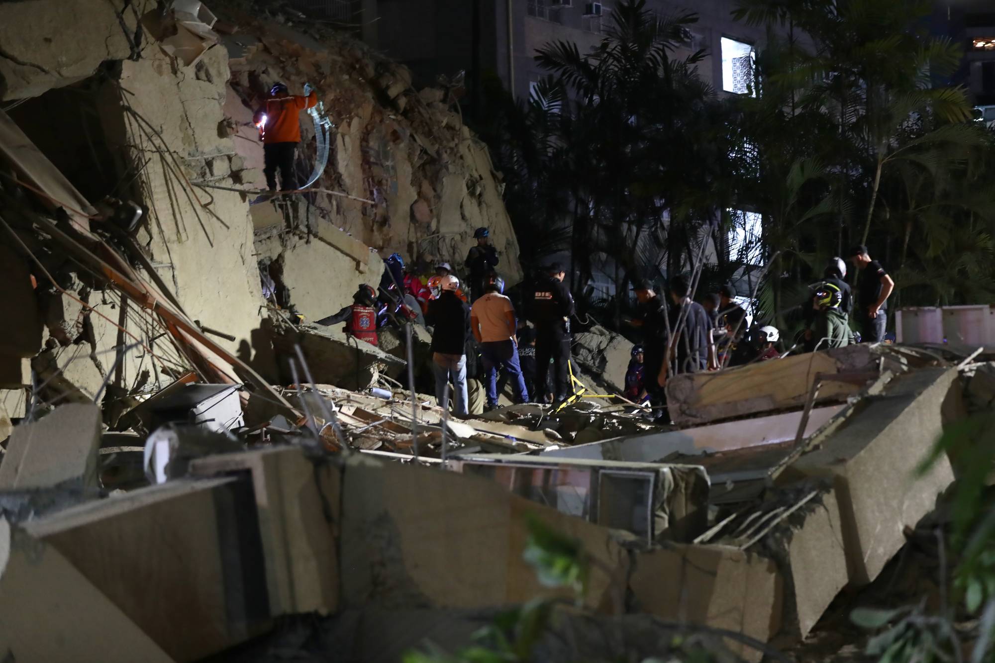 يبحث رجال الإنقاذ عن ضحايا زلزالين متتاليين بلغت قوتهما 7.2 و7.5 درجة على مقياس ريختر ضربا شمال وسط فنزويلا في كاراكاس