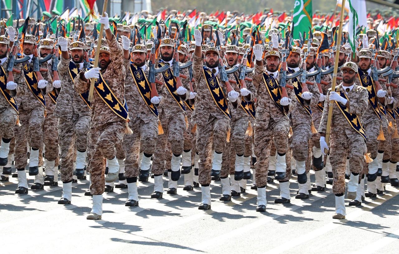 إيران ترفع الجاهزية وتستدعي قوات البسيج