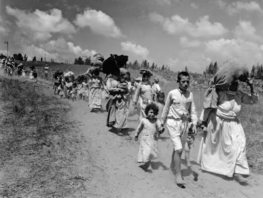 صورة من النكبة الفلسطينية عام 1948 والتي باتت تتكرر في دولنا العربية اليوم صورة من النكبة الفلسطينية عام 1948 والتي باتت تتكرر في دولنا العربية اليوم