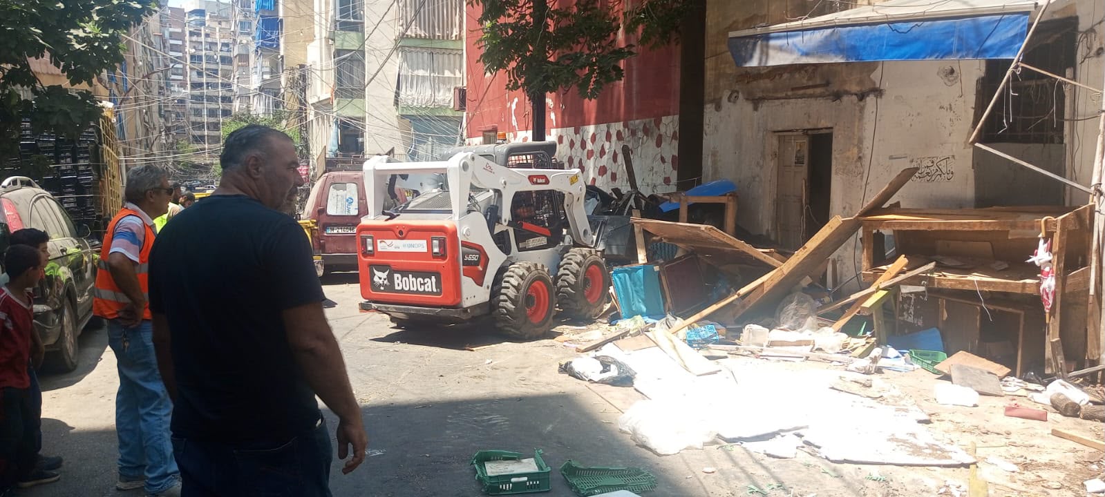 بتوجيهات محافظ بيروت.. إزالة التعديات من سوق الخضار في حي اللجا بالمصيطبة ضمن حملة لتنظيم المرافق العامة